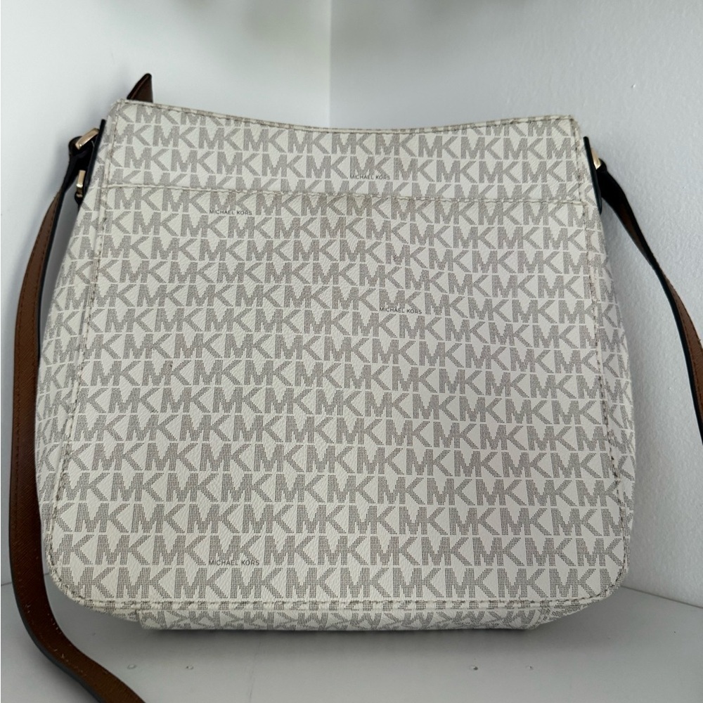 Michael Kors 
Jet Set Travel Small Signature Logo Messenger - Picture 4 of 6